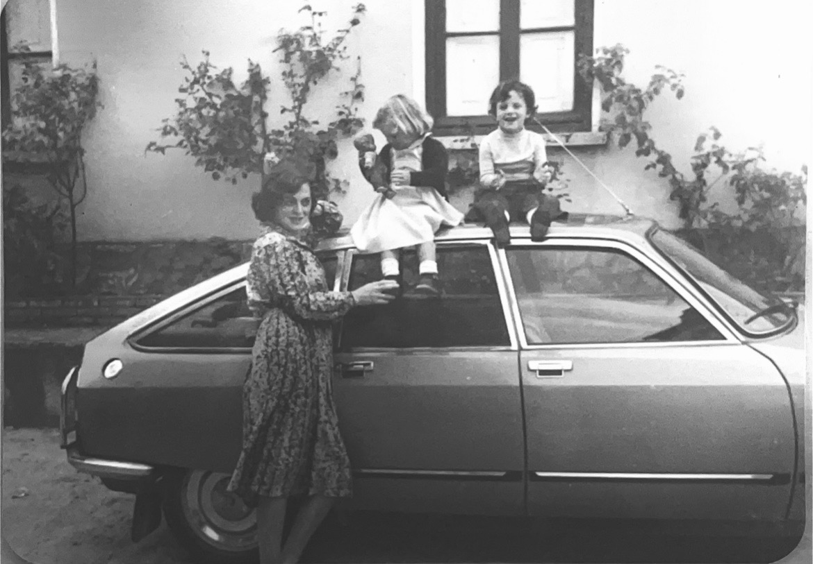 Feli e hijas en el coche