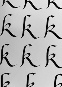 Letra K tipografía cancilleresca